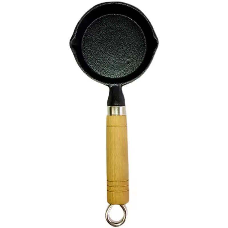 Rezanci poprskani uljem, žlica za vrući lonac, mali željezni lonac, kuhano ulje od lijevanog željeza, zamrljan uljem